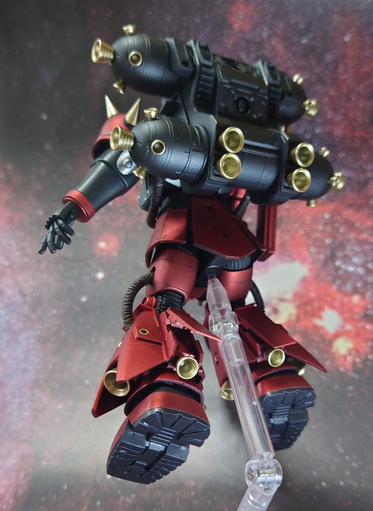 MSVっぽく、後ろ斜め下のアングル。右肩と腰リアスカートには、ガンダムデカール:サンダーボルト汎用から、ダリル・ローレンツのエンブレムも貼り付け。時系列的に合わないけど気にしない。足裏の肉抜き穴も埋めてあります。