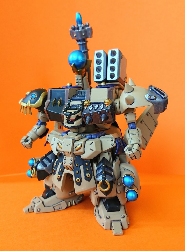 ファーデーン地方にその名を轟かす傭兵集団、【紫銀の傭兵団】。その参謀を務める戦士にして魔導師。荒くれ者揃いの中で。暴走しがちなメンバーを、後方から魔法でのサポートにまわる。攻撃魔法はもちろん、回復や補助魔法もそつなくこなす。戦闘能力も団長の傭兵闘士ゴドムに引けを取らず。基本は後衛のサポート職だが。やはり脳筋集団の一員であるためか。気づくと度々、前衛に出て敵を殴り飛ばしていることもしばしば。あとお酒大好き。w