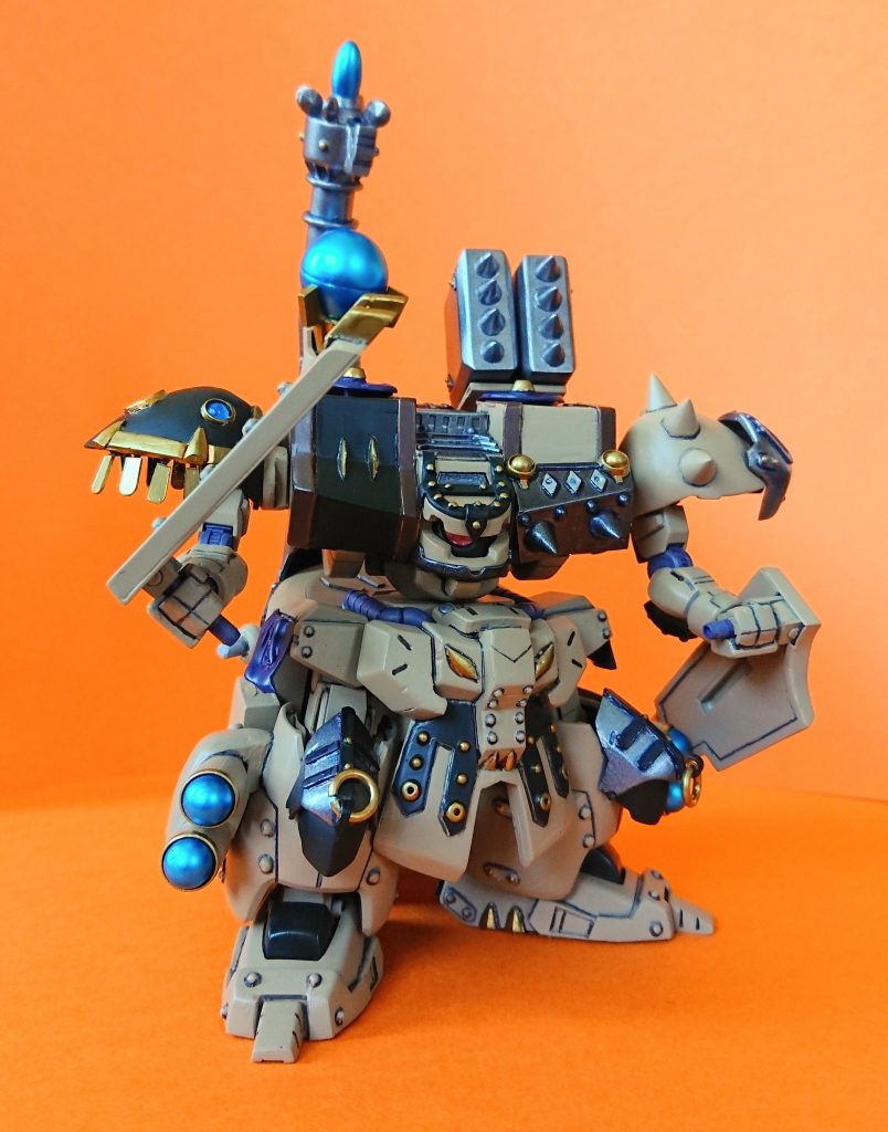 シールドトンファー。腰後ろ、左右に装備してある一対の装備。プレート状のものにクローが付いており。振り回し攻撃をしながらも、攻撃を受け止めることも出来る攻守一体の武器。