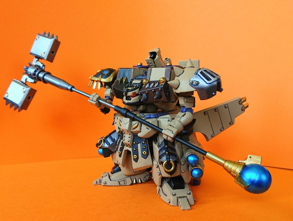 バトルハンマー。二本の錫杖とアイアンボックスを組み合わせた大鎚。彼の膂力(りょりょく)と魔法によって増幅したスピードで、大地を深く大きく穿つ。