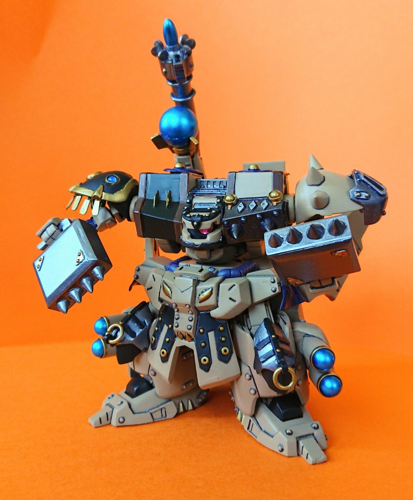 アイアンボックス。左肩に装備された、格闘用武装。本来アイアンボックスは、メリケンサックの様な指にはめて殴るものだが。彼のものは文字通り箱(ボックス)状の鈍器となっている。鈍重な見た目からは想像もつかない瞬発力で相手の懐に飛び込み、無垢の鉄の塊が敵を粉砕する。