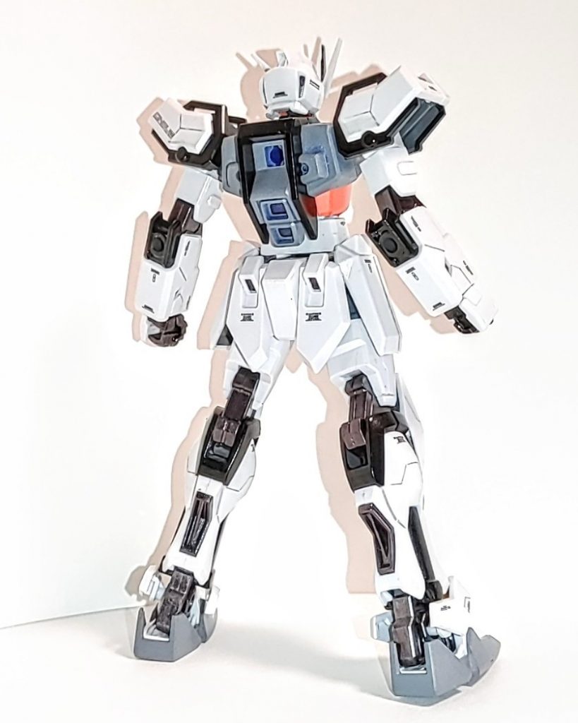 背面は手抜きです(^_^;)関節はガンメタルで金属っぽく。あちこちのフレームはマットなブラックにして、装甲のホワイトとはっきり対比するようにしました。