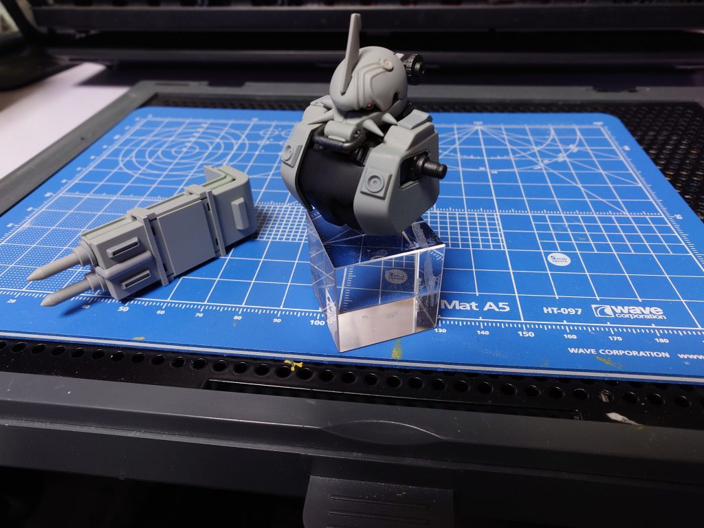 サフは良いですね。今回、配色だけは絶対に曲げないと決めていたのに気持ちが揺れましたね。でも曲げなくて結果良かったと思っています。ここでは頭部の処理が甘かったので整えています。