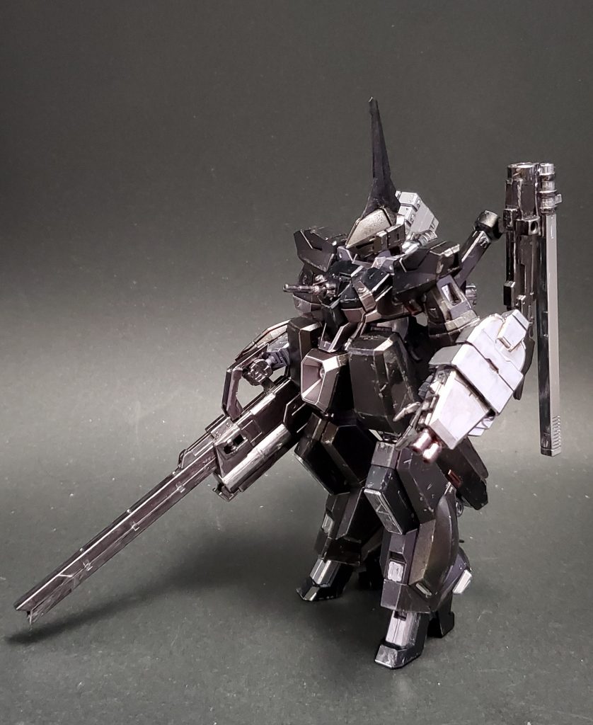 塗装メインカラー…ガンダムマーカーメタリックブラックサブカラー…ガンダムマーカーヘビーガンメタリック黒部分…ガンダムマーカーブラック関節…ガンダムマーカーメッキシルバーその他…ガンダムマーカーシャインシルバー 全てガンダムマーカーにて塗装しています。本体はエアブラシシステムで、武装は金属っぽいムラを出すためにあえてマーカー塗りをしています