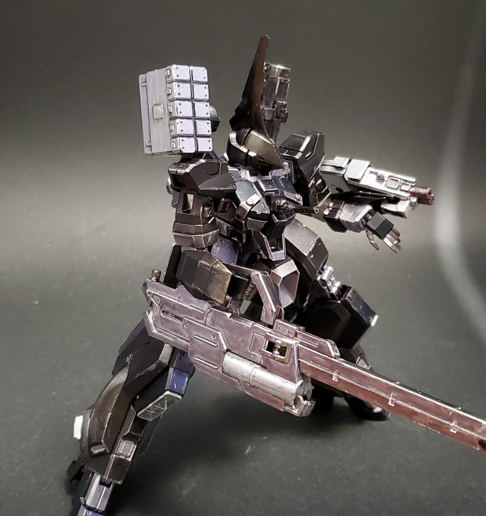 右肩武器連装ミサイルポッドボールデンアームアームズのものを使用複数ロック対応の赤外線誘導追尾ミサイル