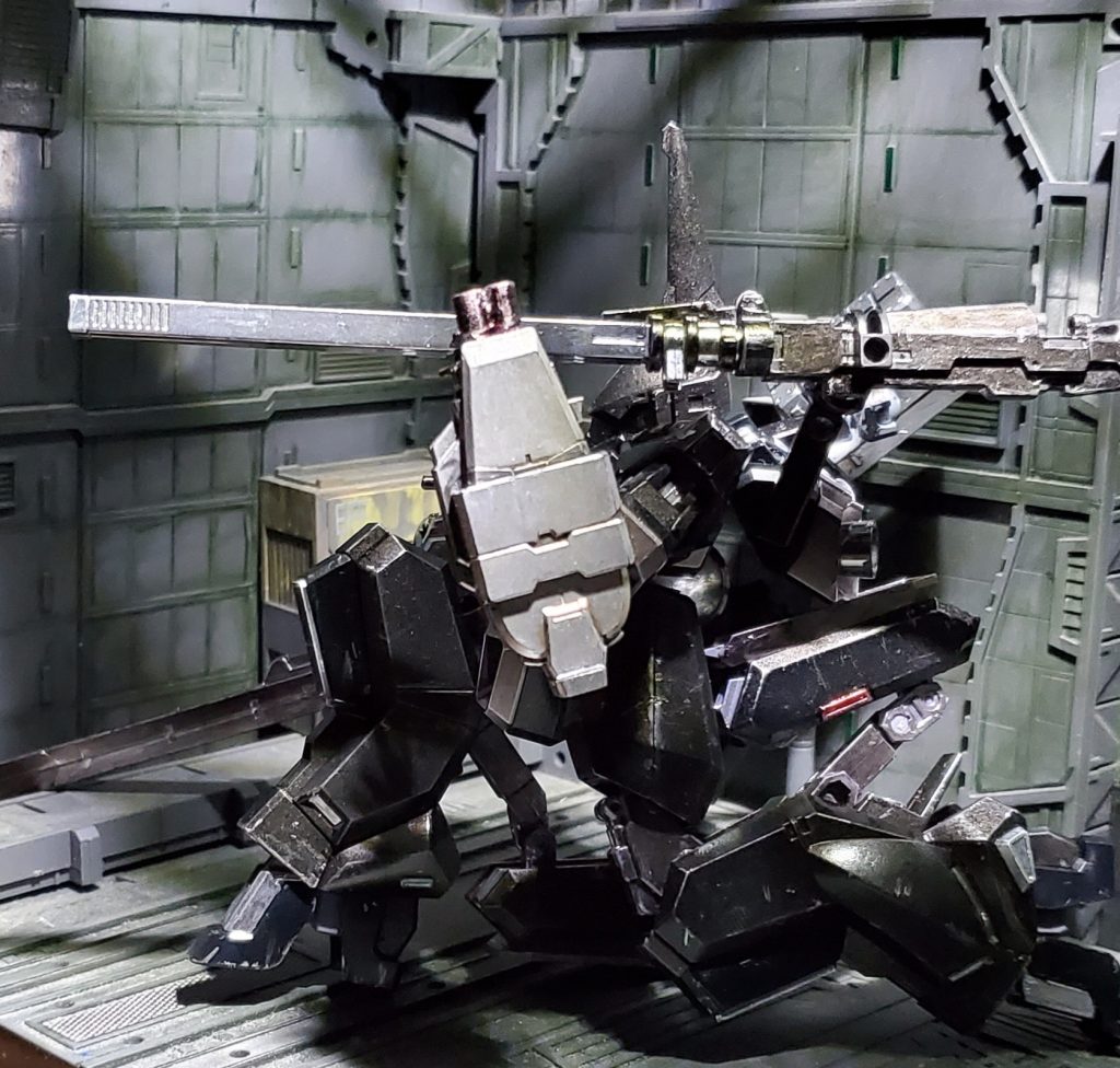 左肩武装プラズマ(メガ粒子)キャノンMSオプションセット7のレールキャノンを使用しています反動が強いため膝をつかないと撃てないがサイコミュ搭載なので強化人間が使うと動きながら射撃が出来るぞ!