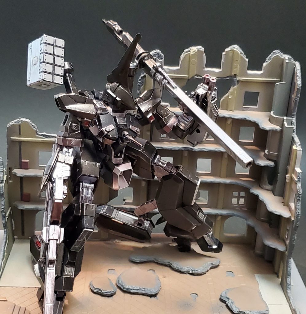 以下設定・機体名…バーザム・アサルトカスタム(略してAC)・パイロット名…強化人間018・解説傭兵組織レイヴン所属のバーザムドラムフレームをコアにパーツ換装が可能で、幅広い用途に対応出来るバーザムはグリプス戦役後に様々な場所で重宝されていた。当機もそのうちの一機で、元はティターンズの強化人間の実験部隊で使用されていたが、ティターンズ解体後にパイロットと共に傭兵組織へと流れ着いたものである。そのドラムフレームの特性はまさに傭兵業にうってつけであり、依頼内容に合わせて手足や頭部を自在に換装し、作戦行動に当たっていたようである。パイロットは元は借金返済の為にティターンズの強化手術の被検体になった兵士であるが、度重なる強化による後遺症により自分の名前すら思い出せないまた、当機体には試験的にバイオセンサーが積んである為、強化人間が搭乗すると索敵範囲、ブースト消費、機体重量制限等の性能が上がると言われているが定かではない…MS同士を戦わせる競技「MSアリーナ」のランカーMSでもあり、一説ではトップランカーの赤いバーザムと死闘を繰り広げたとか広げてないとか…