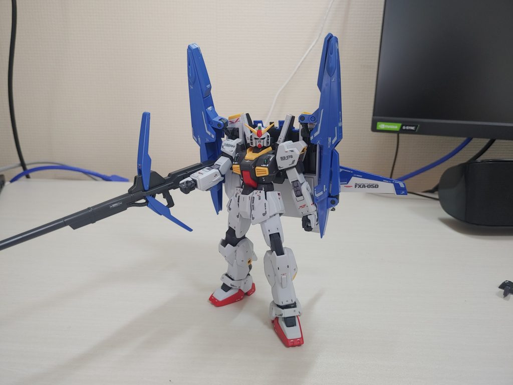 数年前に買ってあったG-ディフェンサーと合体して、スーパーガンダムに。ランチャーは持ち手にあわないので、シールドの固定パーツを使って取り付けています。