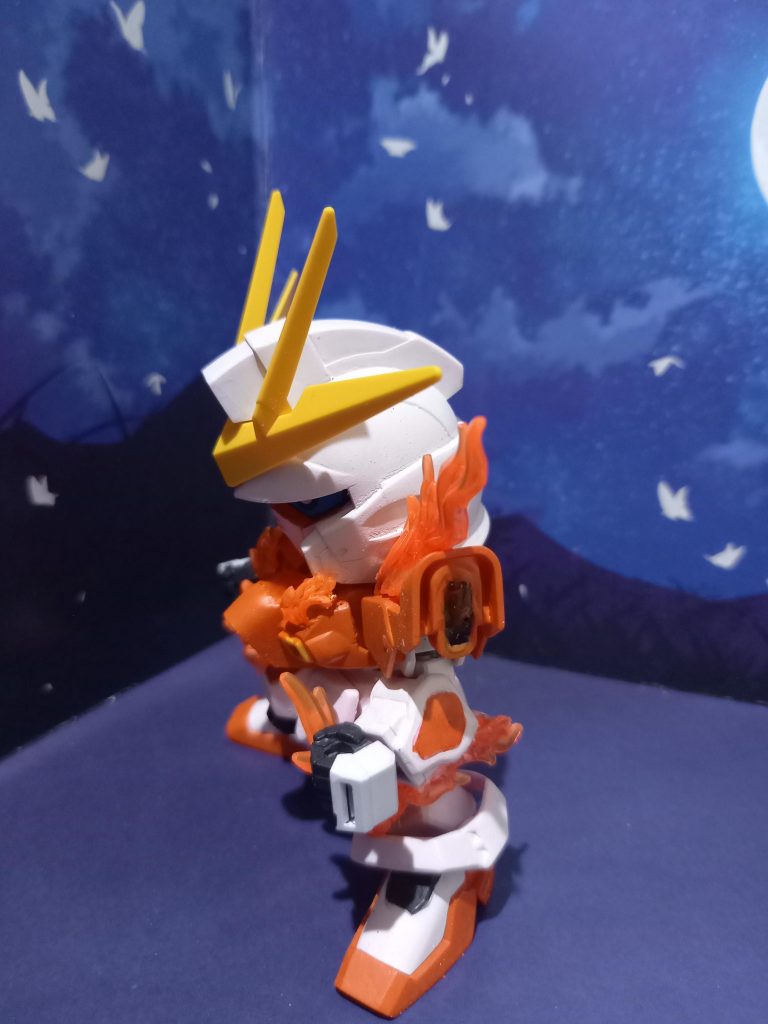 肩のスラスターと胸元にもレジン流してます。ファレホのオフホワイト　イエローとオレンジの混色。下地にフィルタリングカラーレット使ったのでややピンクです。