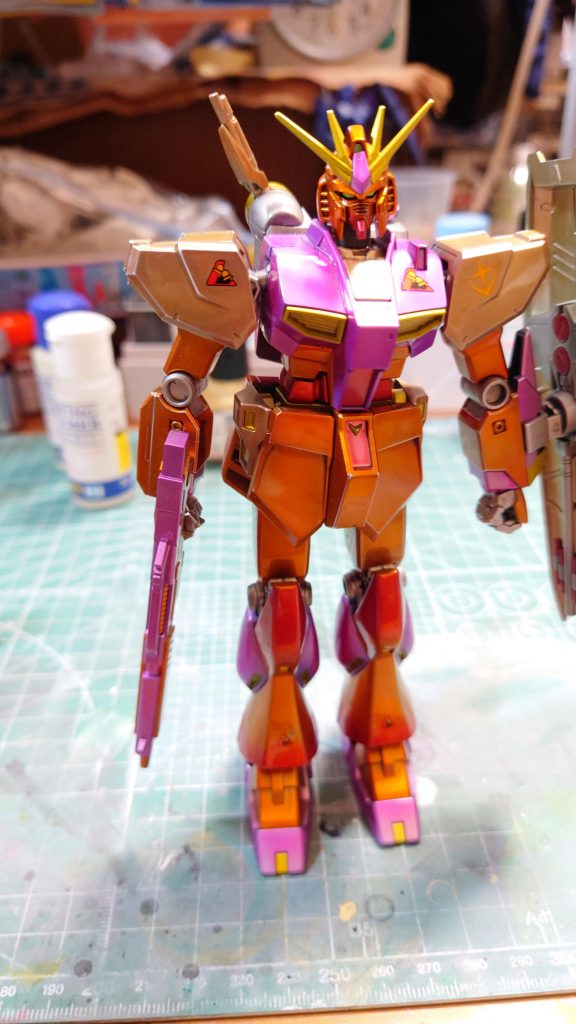 脛の辺りを赤でグラデーションにしてみました。盾と肩を青色にしてたんですが、なんか合わなかったので金色に塗り替えました。