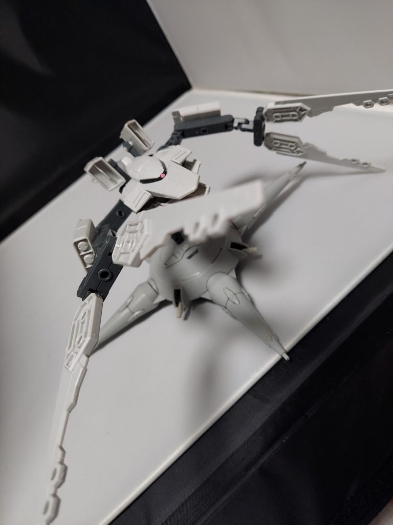 腕のクローも開いたりします。