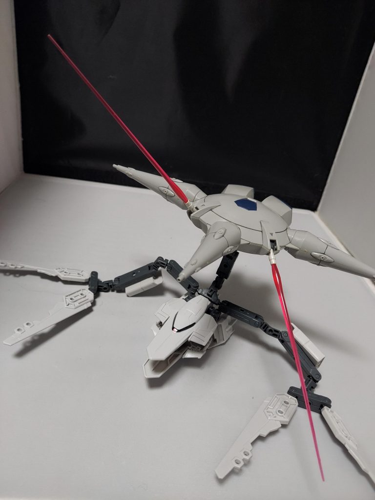 小型のドラグーンはなくなってしまったのでとりあえずビームサーベルがでます。とにかく自由につくり、そしてよくわからないものができましたがモビルアーマーなのは間違いないかと思われる。すこし弱そうに見えるけど…