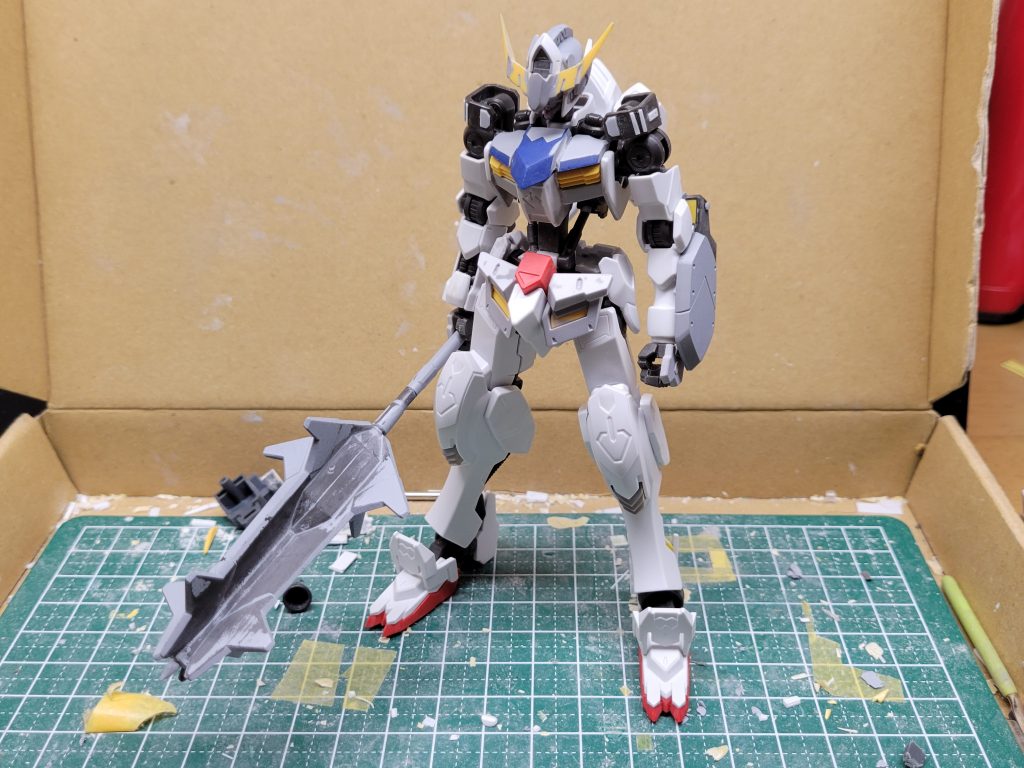 塗装前がこちらになります。実は塗装前の写真がこれしかなかったのです。これはやらかしです。まぁ仕方ないのでこのままいくんですけど。まず頭部はアンテナをシャープ化＆裏の肉抜きをパテで埋めました。胴体は1mm延長。肩は元のディテールを削り、プラ板で作り直しました。腕は分割線を変えています。メイスは先の突起を切り落とし、プラ棒で作り直ししました。合わせ目はパテで埋めました。(完全に埋まらず、汚くなってめんどくなって諦めました。)