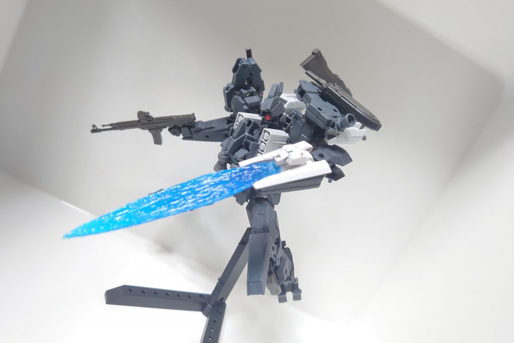 左腕にはレーザーブレードを装備させたり出来ます。(鉄血機体がビーム兵器持つわけ無いだろとか言わないで...)エフェクトは下敷きに木工用ボンドを塗ってそれっぽく乾かして作りました。