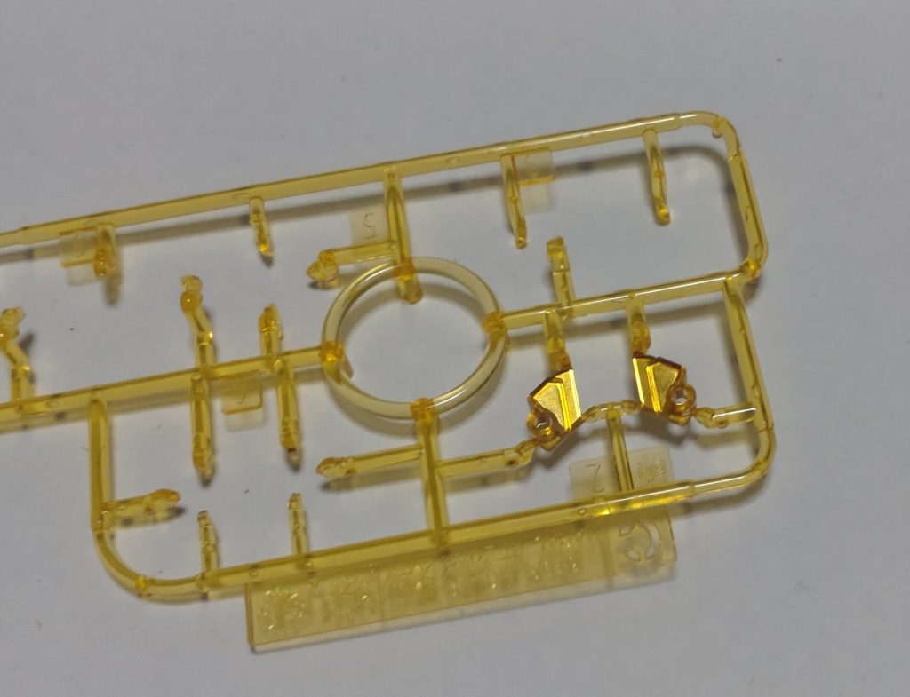 一部のモールドやイエローのクリアパーツ裏をガンマカEXのイエローゴールドで塗装