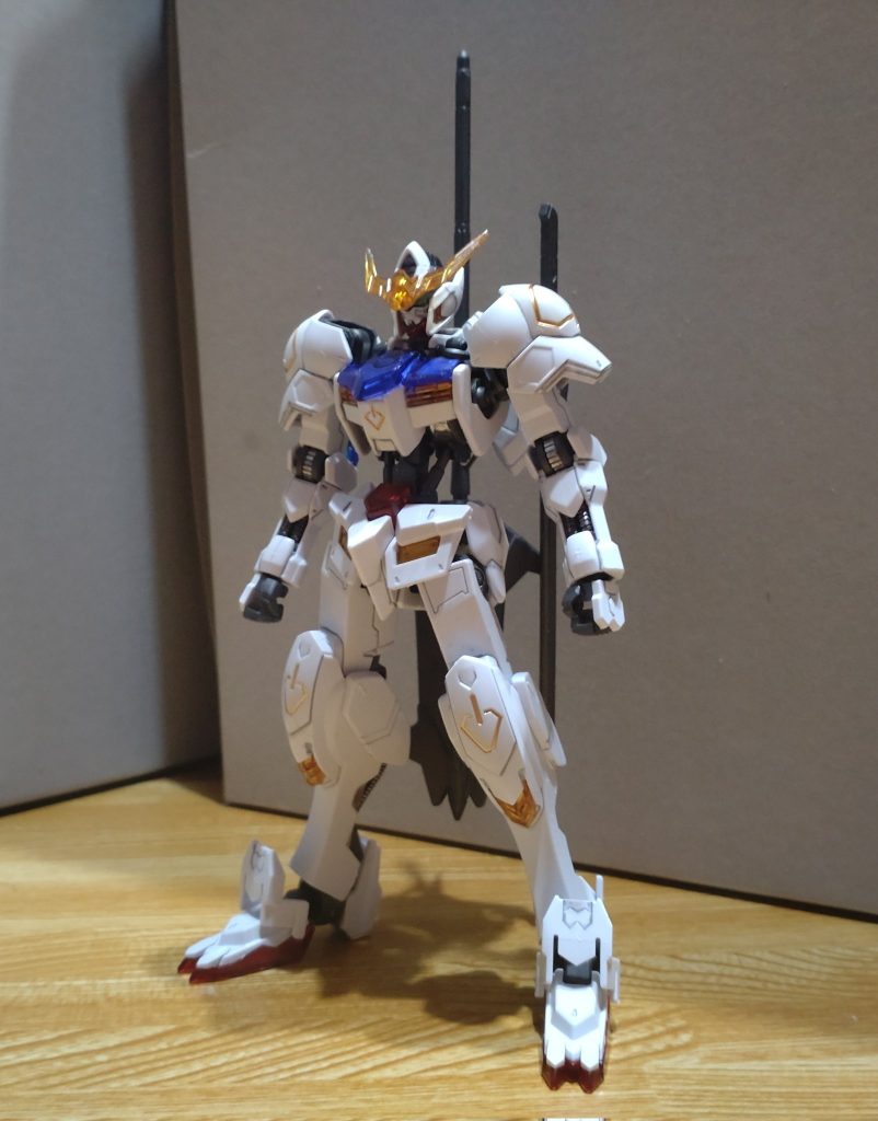 ・ガンダムバルバトス 第四形態通常版との差異はブルー、レッド、イエローの成型色がクリアパーツになってること。あと、フレームや武器等のグレーの成型色に、たぶんラメらしきものが入ってる？感じスかね。後者はちょっと自信ない