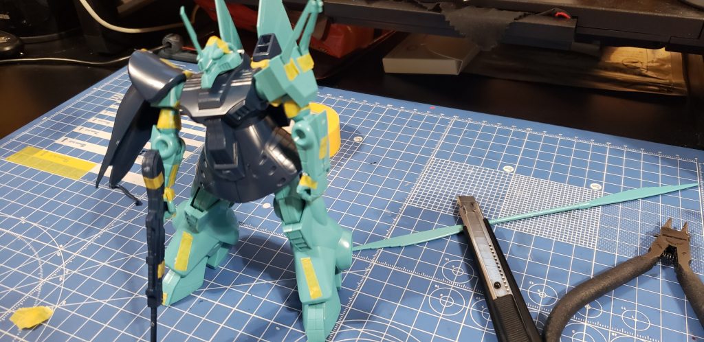 パチ組。接着したら取り返しつかないのでマスキングテープで(´・ω・`)