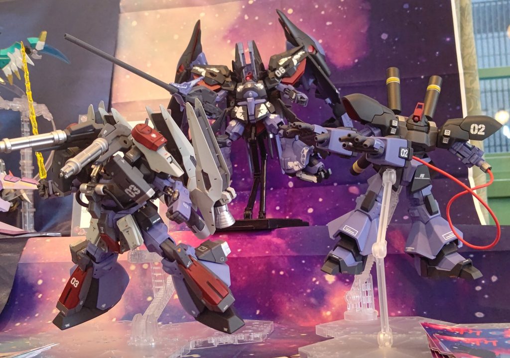 3人で若松で開催された模型展示会｢模Q展｣に展示させて頂きました。三者三様でそれぞれ個性が出てると思います！背景の宇宙柄が良い仕事をしてくれました(*^-^*)