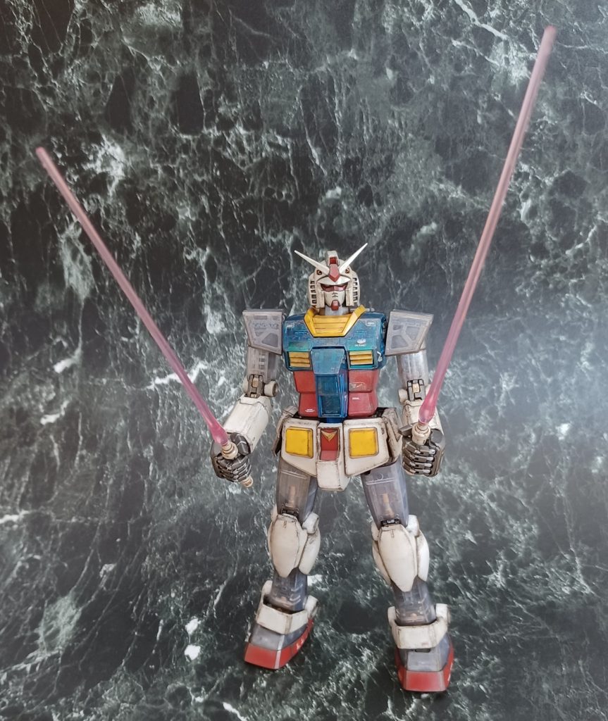 先ずは映画版に敬意を表し作中でも印象的なビームサーベルの二刀流から♥️内装がクリアパーツから透けて見えるようにシルバーとゴールドで塗り分けた後にしっかりとウェザリングも施して見映えを良くしてみた