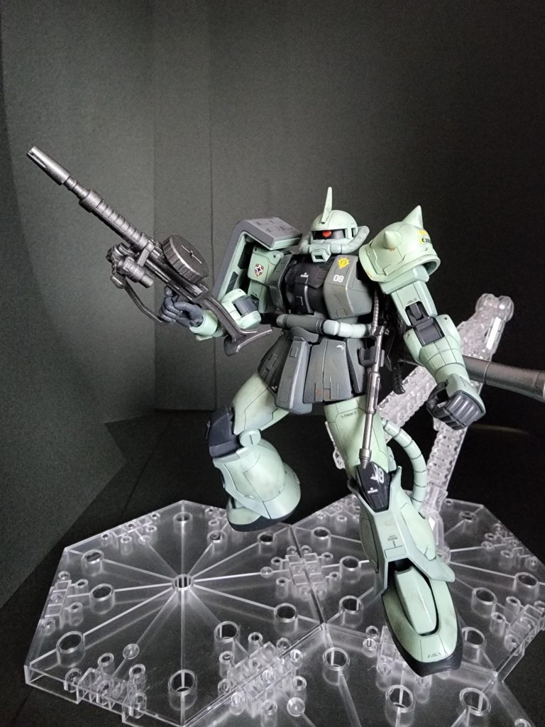 中間管理職設定なのでアンテナ生えてます。膝の丸パーツはコトブキヤに変更足首周辺に丸モールド追加するの忘れてました(´>∀<`)ゝモノアイ加工したのですが、ミスが積み重なり最終的には赤っぽく光ってます。これはこれでいいかなと。