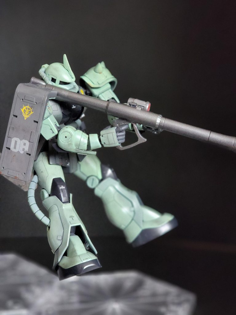 シールドですねはい。塗り分けようと思ったのですが、完全に乾燥していなかったようで、マスキングしてたら塗装が剥がれてしまったのでそのままベタ塗りです。しかも、汚してたらデカールが破れました…開き直ってそのままです。