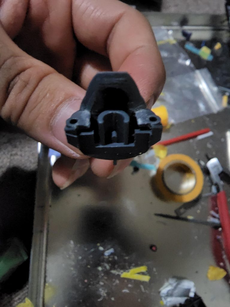 モノアイの別パーツ化ですが、こんな感じにカット