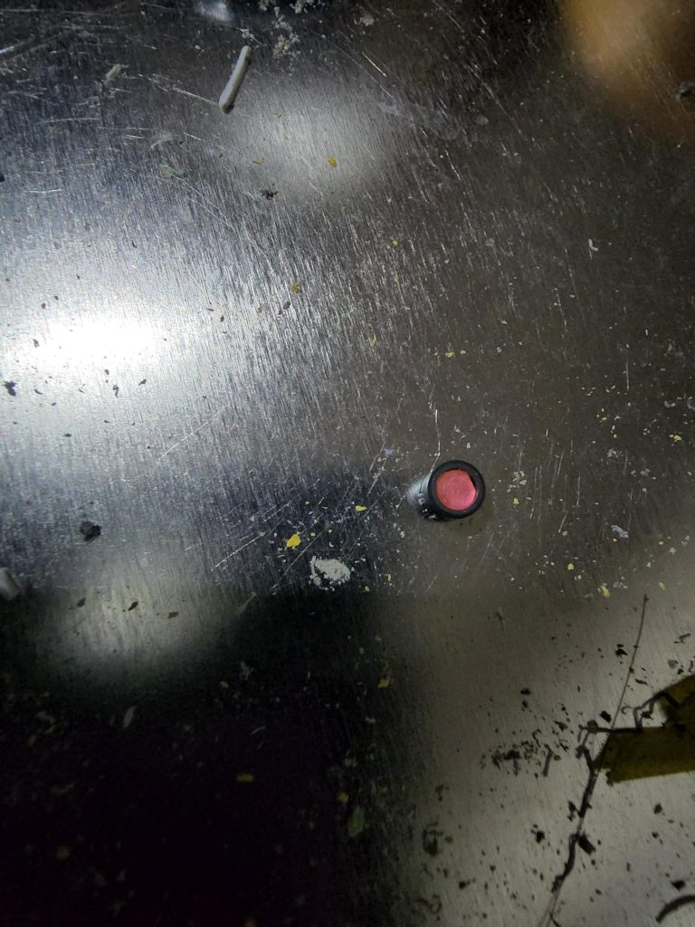 同じ位のサイズのHアイズにシールの余白の銀の部分を貼り、コトブキヤのモビルパイプに入れれば…