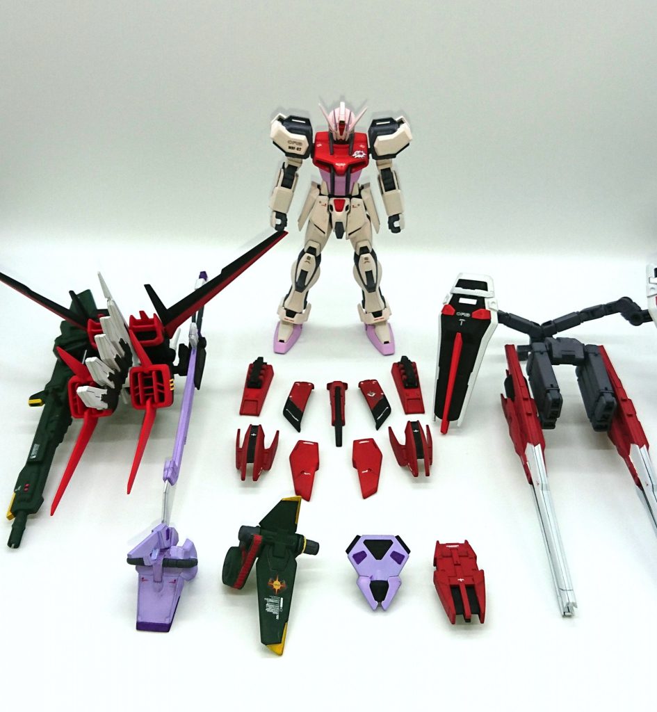 各パーツと素体フルアーマーパーツはネオジム磁石で本体に装着できるようにしてあります。V2アサルトバスターにインスパイアされていて、フルアーマー、マルチプルアサルトストライカーパックを選んで装着させても遊べるようにしています。