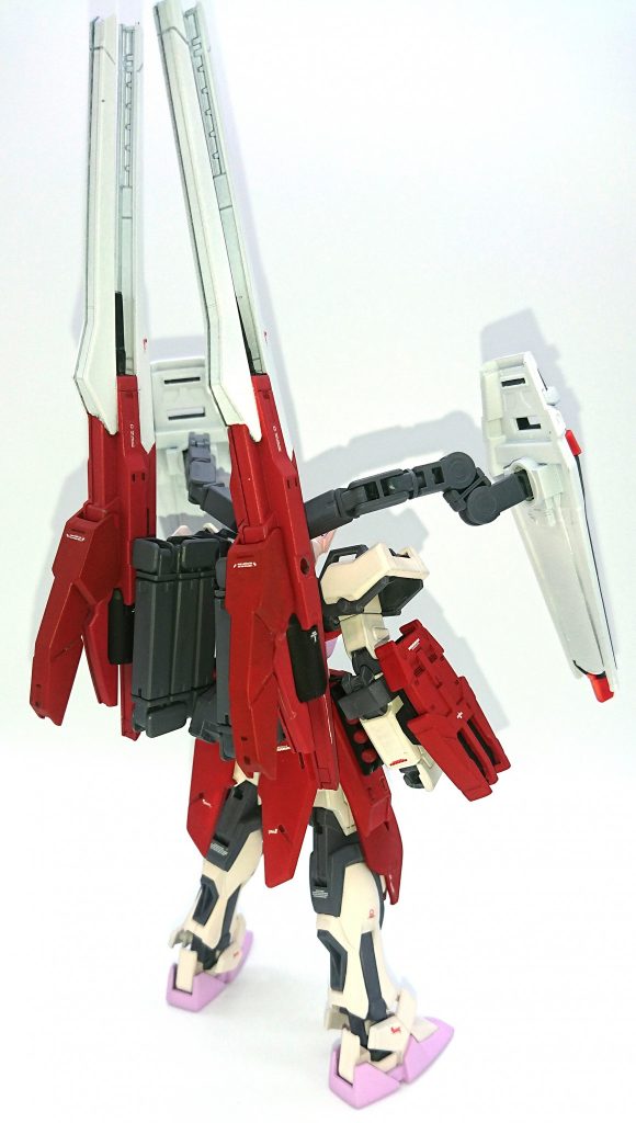後ろから見るとビーム・キャノンにフレキシブルアームが装備されていることがわかります。このフレキシブルアームはHGBFのパワードアームズから拝借しました。このパワードアームズは非常に使いやすく、ミキシングにはもってこいのオプションパーツですね!