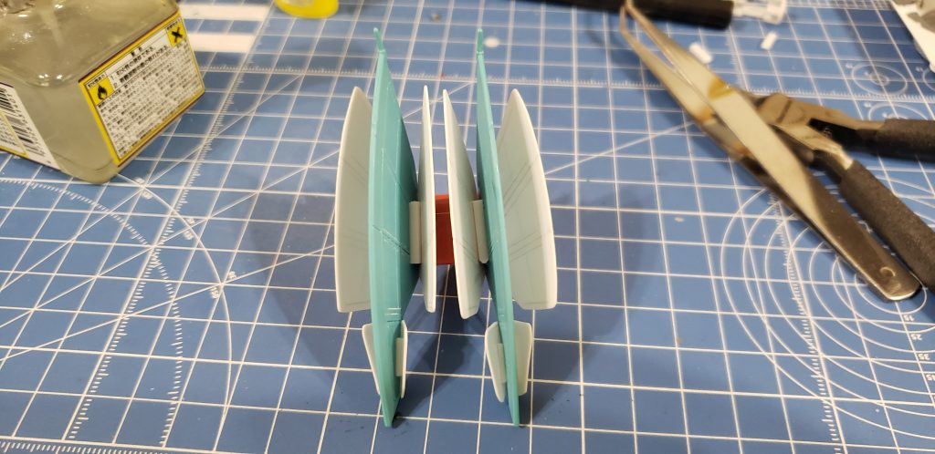 背中の羽、葉っぱみたいなパーツ1つだけだったので増やした(´・ω・`)