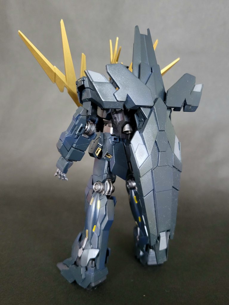 メインカラーは、クレオスのミッドナイトブルーを使用。金色はタミヤスプレーのゴールドで塗装。細かい箇所はガンダムマーカーイエローゴールド。