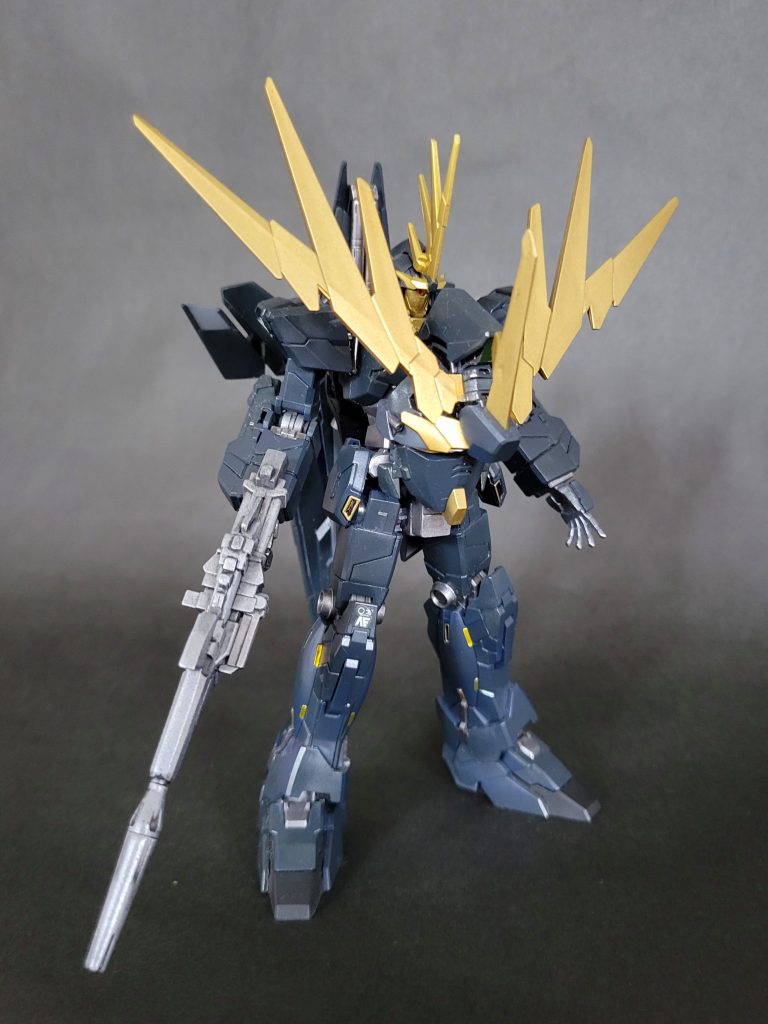 グレー部分は、クレオスのネイビーブルーを使用。関節部、ビームマグナム等はタミヤのライトガンメタルで塗装後、ウオッシング。