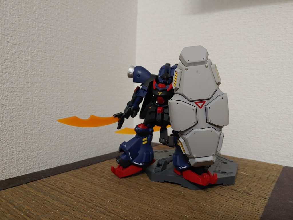 肩のバーニアを外して近接も行けると言う設定です。