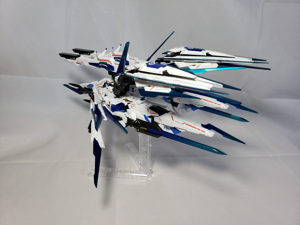 変形機構も健在で、この状態でファンネルを飛ばすことも、全ての砲を同時に撃つことも可能である。 