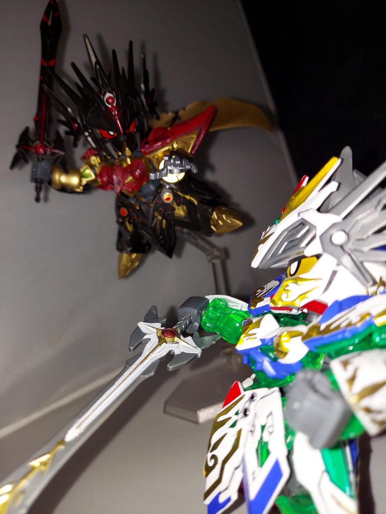 最後に前に作ったノーマルナイトストライクとライバル同士の戦いみたいな感じ他にもいろいろ塗装や改造の練習をしていきたいと思っております。みていただきありがとうございます。