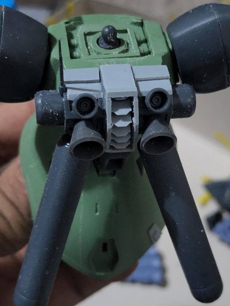 バックパックの塗装前です。フィン以外は1㍉のプラ板で盛ってます。