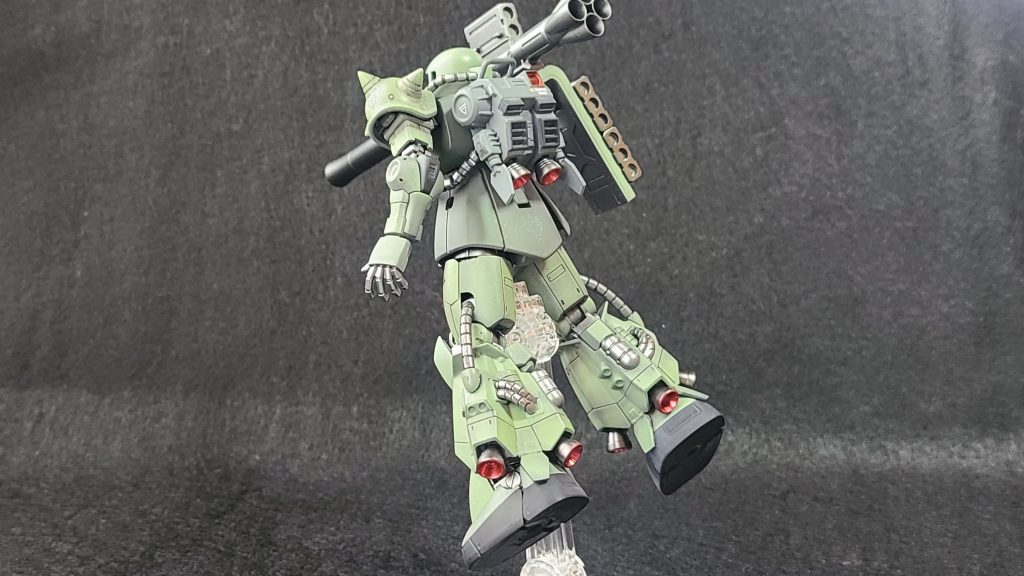 バックショットは流石高機動型という存在感ですね!バーニア内部をシックに艶消し黒にするか迷ったのですが(当初の計画は綺麗な緑2色迷彩だった為先に赤く塗っちゃっていた)取り付けてみたら良い感じだったのでこのままにしました。
