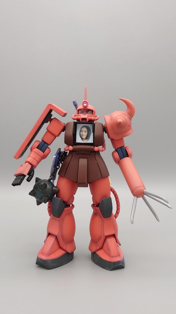 ドラマにちなみ、胸部コックピット内部にはモニターがあり、カウンセリングサイト『ユイのライフガード』ユイ役の女優 本上まなみさんの写真を貼り付けました。