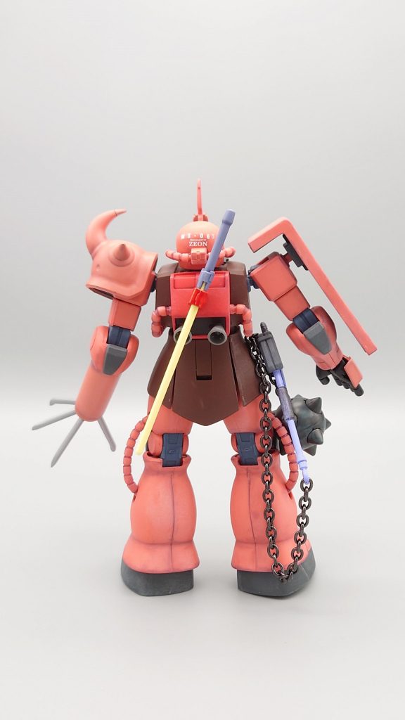 ジェットパックには、HGドムのヒートサーベルを。ドラマ仕様同様に短めにしています。右腰にHGシャア専用ザクⅡより、ヒートホークとHGガンダムフルセットからガンダムハンマーを繋げて、ドラマ仕様の鎖鎌のようにしました。