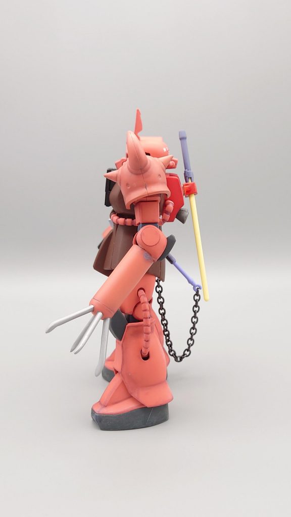 左腕のクローアームはウェーブ製のプロペラントタンクパーツを加工。爪はランナーの角から3センチの長さくらいでカットして加工しました。