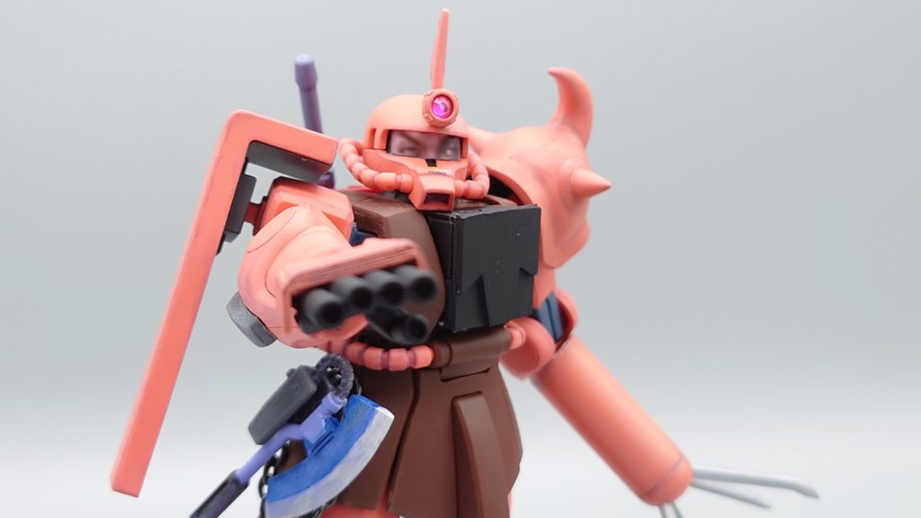 登場シーンはじめの攻撃で「くらえっ!」と言いながらフィンガーバルカンを撃ちます。実弾ではなく、花火でダメージ0なのが笑えます。