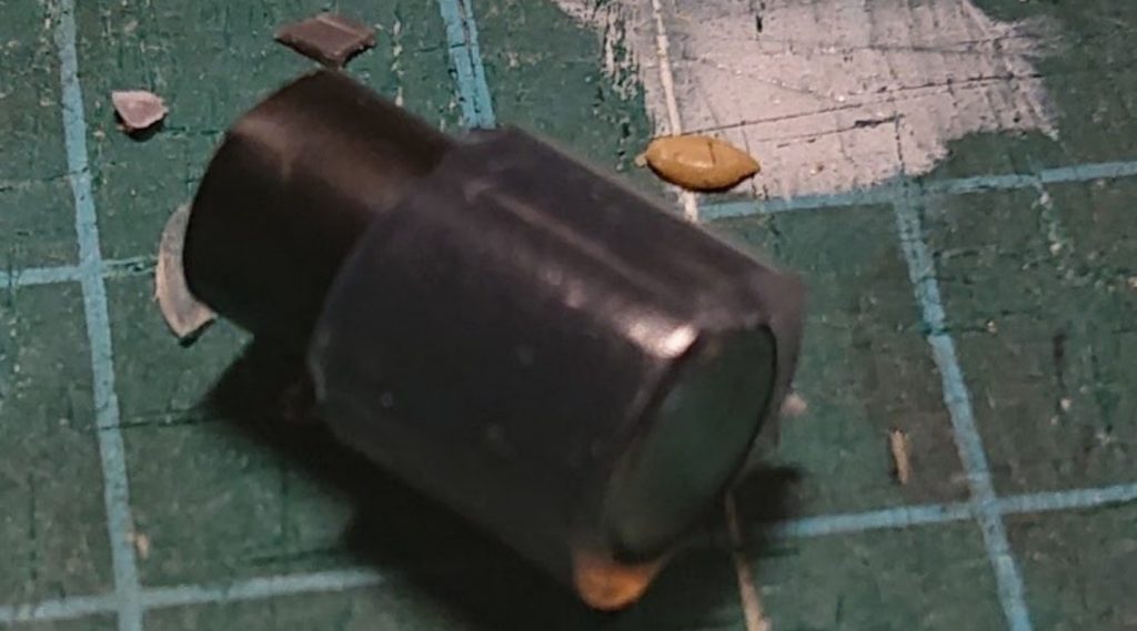 ショルダーキャノンの砲身は、内径6mmのストローとネオジム磁石、別用途で購入していたシリコンチューブを組み合わせて作りました。狼の口にホチキスの針を接着しており、簡単に着脱が可能です。資材の有効活用、私の好きな言葉です。 資金不足のためにやむを得ずこうやりましたが、案の定すぐに塗装がボロボロと剥がれたのでオススメしません。素直に欲しい長さをノギスで計測して合ったプラパイプを買って作りましょう…