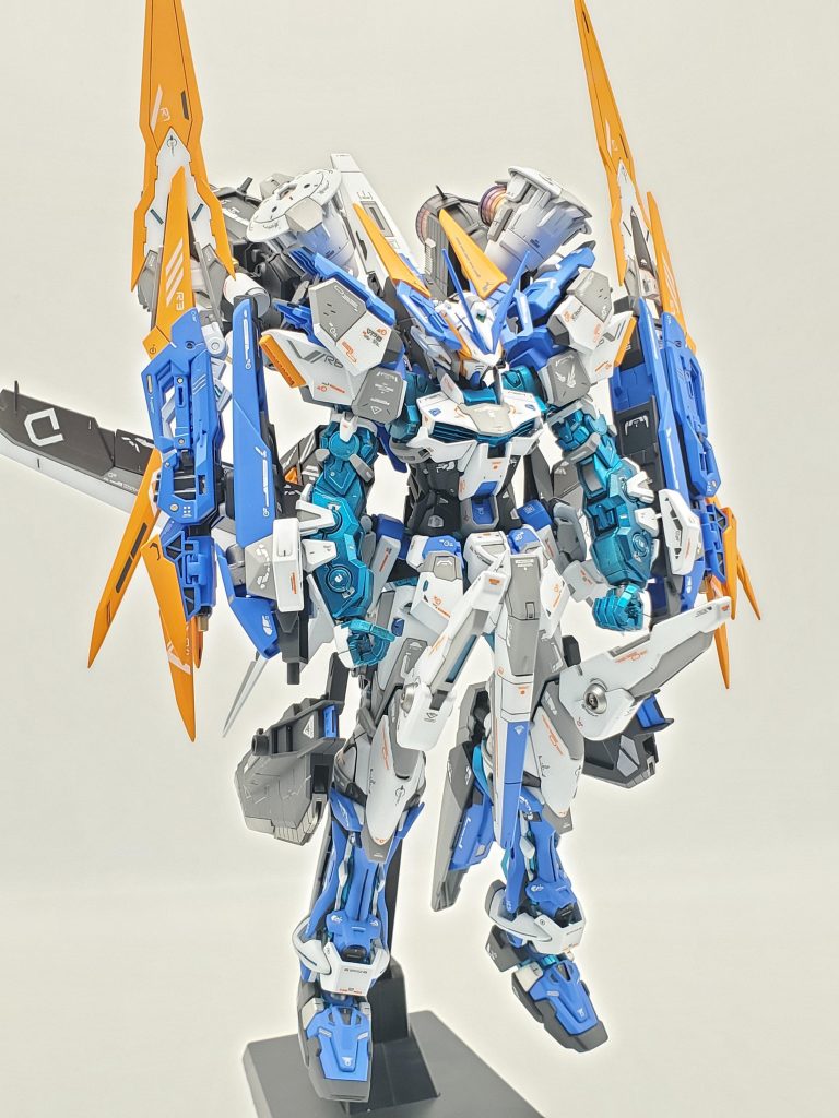 ドラグーンは頭部センサー以外を腕部に集中させて武装として確立