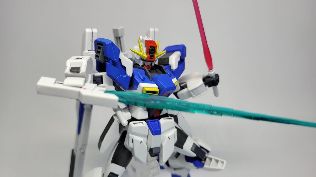 近接武装には腰のビームサーベル、ビームキャノンに装備されている大型ビームソードを使用できます。