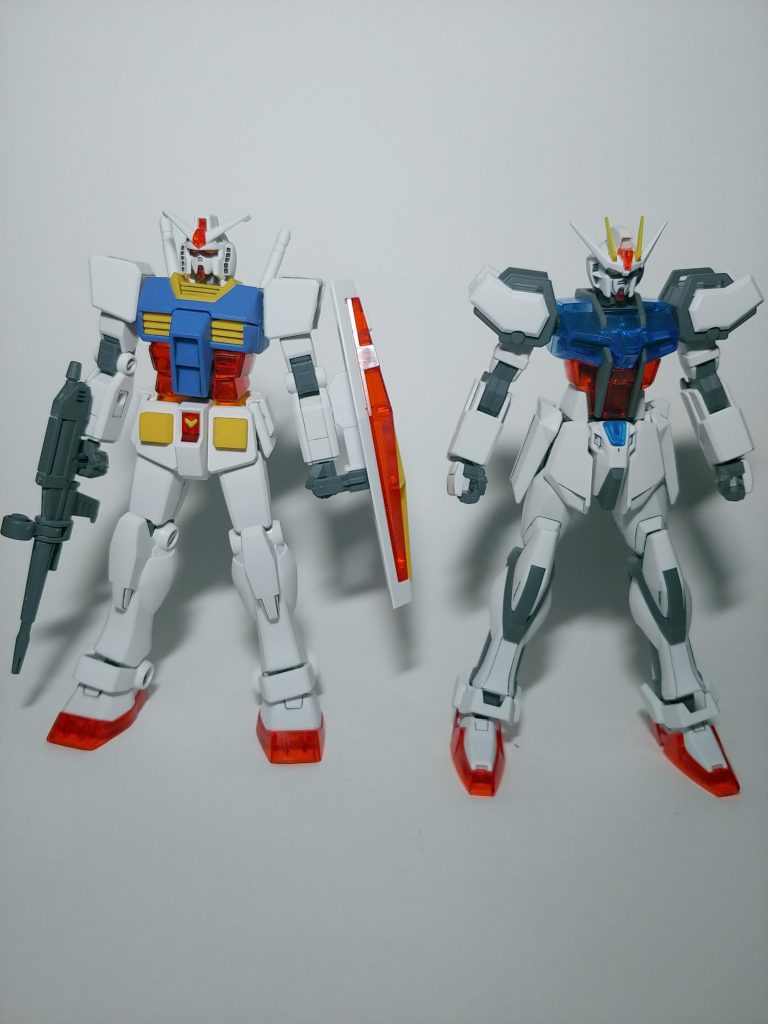 ガンダム兄さんと。頭の大きさとか体型とか見たら、やっぱりストライクは『現代っ子』なんだなぁと実感