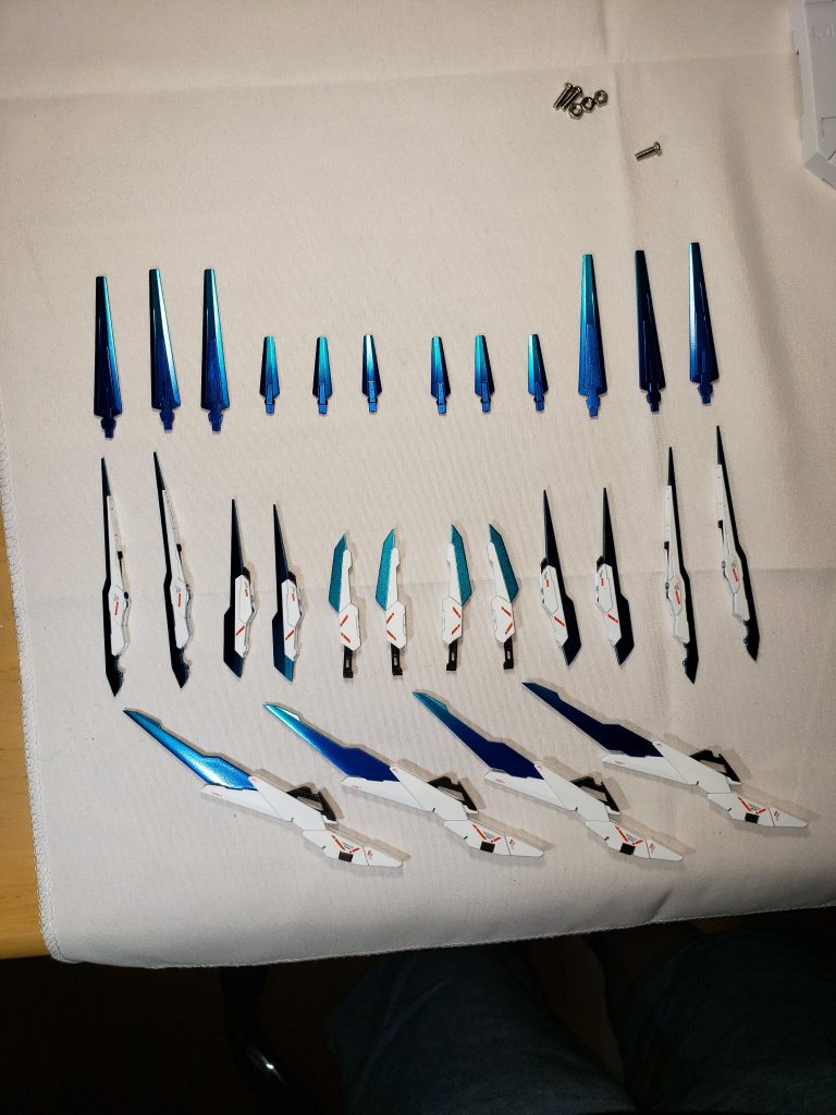 ソードファンネルA/B/C下からファンネルA,B,Cである。この機体が装備する全てのファンネルは格闘兵装のファンネルで構成されている。前機体よりも遥かに多くのファンネルを扱う。中でもファンネルビットC(1番上)は新型の小型ファンネルで、高い汎用性を誇る。ソードファンネルAは基本的に母機の防衛をする。面積が広く防弾性も高いため、シールドとして使えるからだ。攻撃中に母機が危険な状態になると、攻撃を中断し母機の防衛を行う。Bは基本的に攻撃のみを行うが、合体することでビームシールドを形成することもできる。Cも攻撃のみを行うが 、防弾性自体は高いため、シールドとしても使うことは出来る。