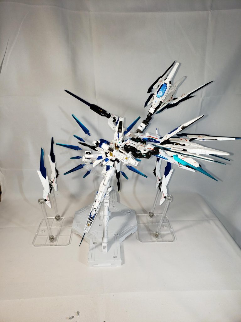 前機体の欠点であった可動域の狭さは改善されてがいるものの、それでも全ての武装を装備した時には狭くなってしまう。そのため戦闘中は本機の防衛を担当するソードファンネルAを展開して、Bは基本的に展開せず、Cは場合によって展開するという戦い方をする。