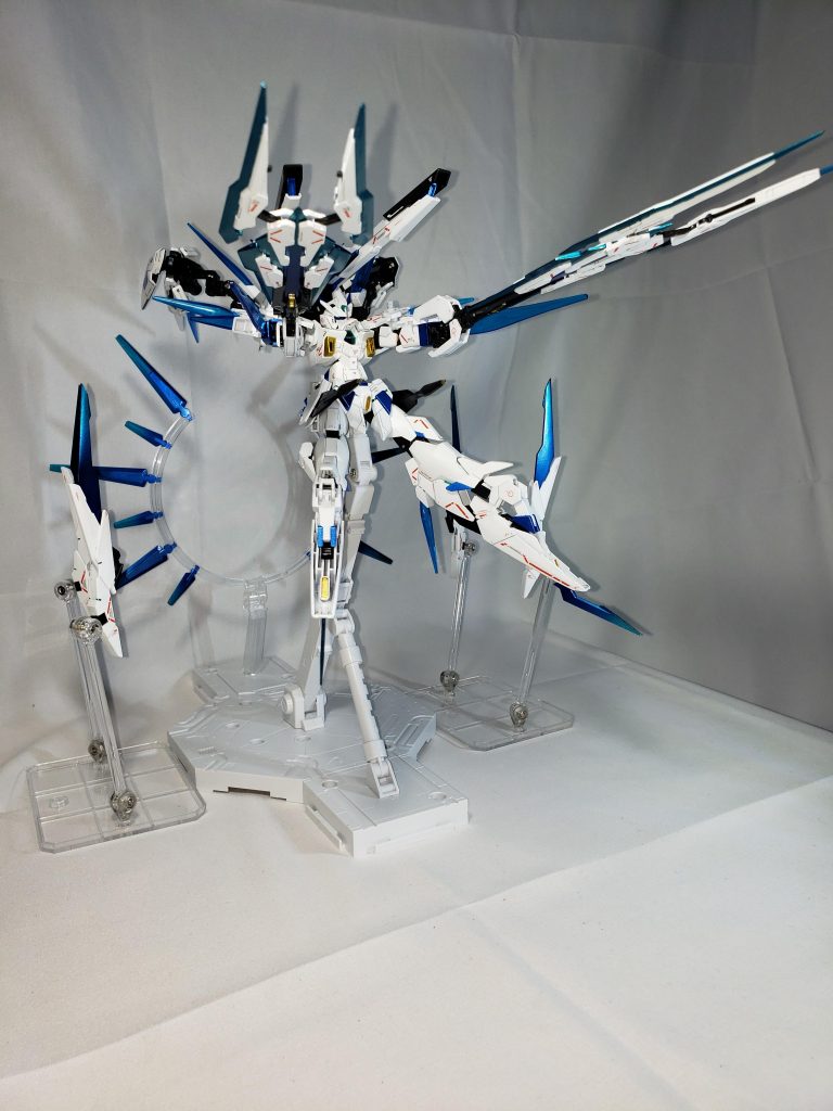 スターフルバーストこの機体が行える最大の攻撃力を誇るのがスターフルバースト。ヴァルキュリアバスターキャノンと、バインダーのビーム砲、ソードファンネルBと合体したヴァルキュリアソードによる一斉射撃で、これを最大出力で行おうものなら、機体が数分間動けなくなる。しかし威力は凶悪で、一斉射で1艦隊なら余裕で殲滅可能な程である。