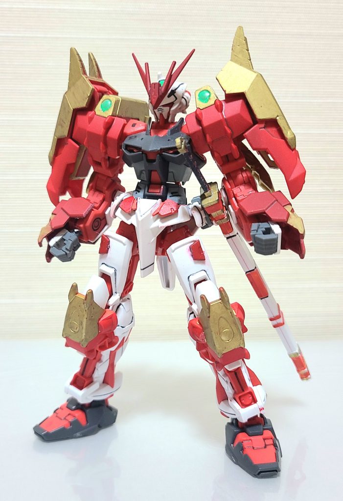 龍牙アストレイ正面から。ノーマルのレッドフレームにアヴァランチレックスバスターのパーツを装着しました。また、アンテナはアメイジングレッドウォーリアの物をレッドフレームに使用しております。