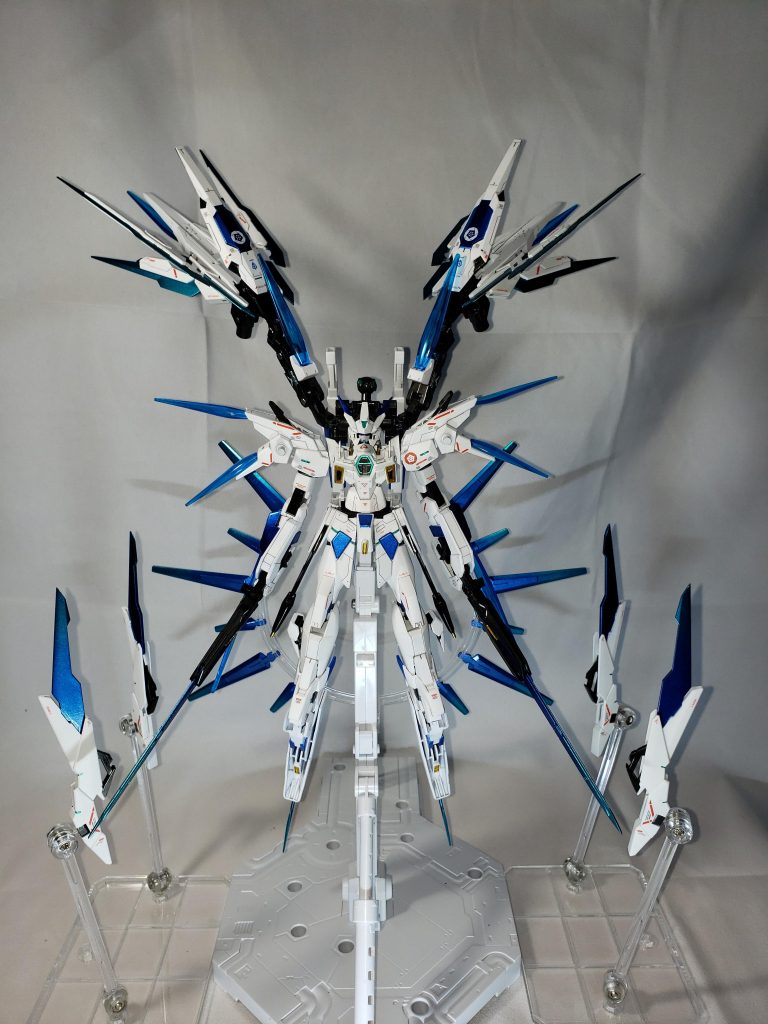 ソードファンネルCのコネクタ部からビームが吹き出し、圧倒的な機動性で戦場を駆け巡り、片っ端から敵を殲滅する。その動きに追いつくことはほぼ不可能で、たとえヴァルキリーの攻撃を防いだとしても、そのコンマ数秒後にはファンネルによってコクピットを串刺しにされる。